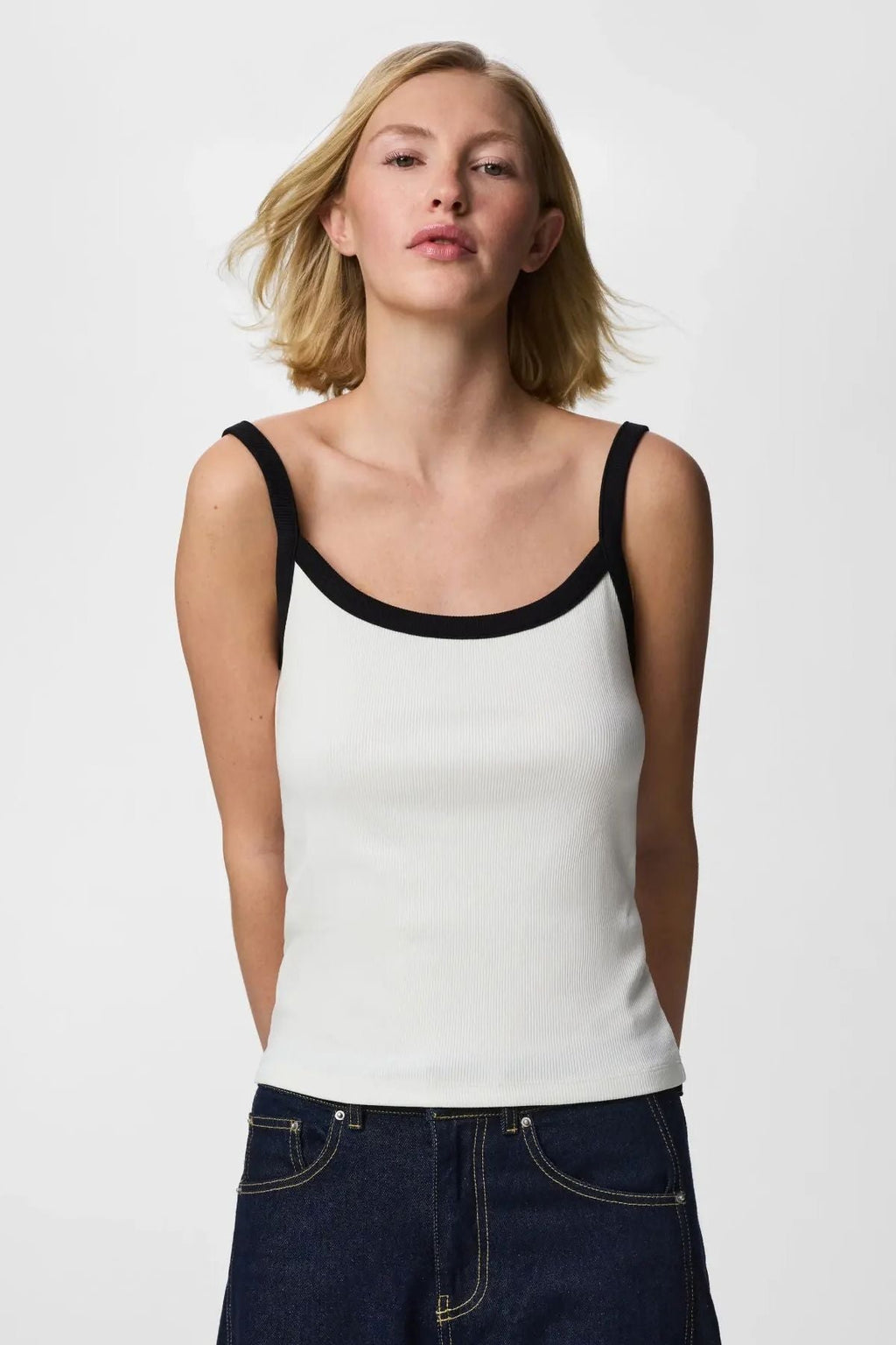 May Strap Top - Φωτεινό Λευκό-Μαύρο