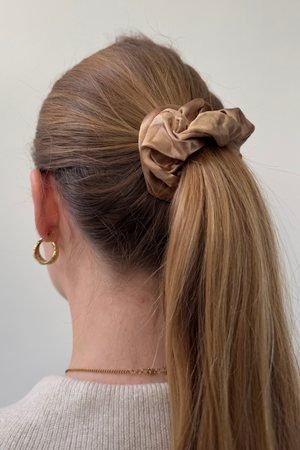 Σατέν scrunchie - ελαφρύ μπεζ
