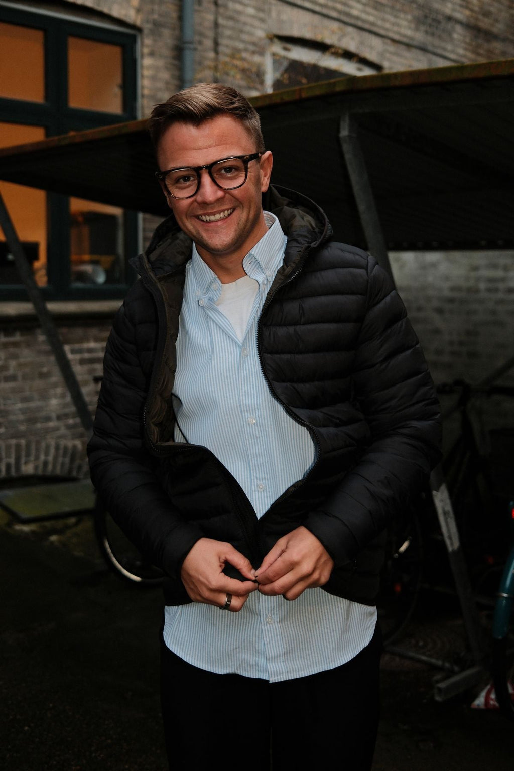 Ελαφρύ μπουφάν με κουκούλα - Μαύρο