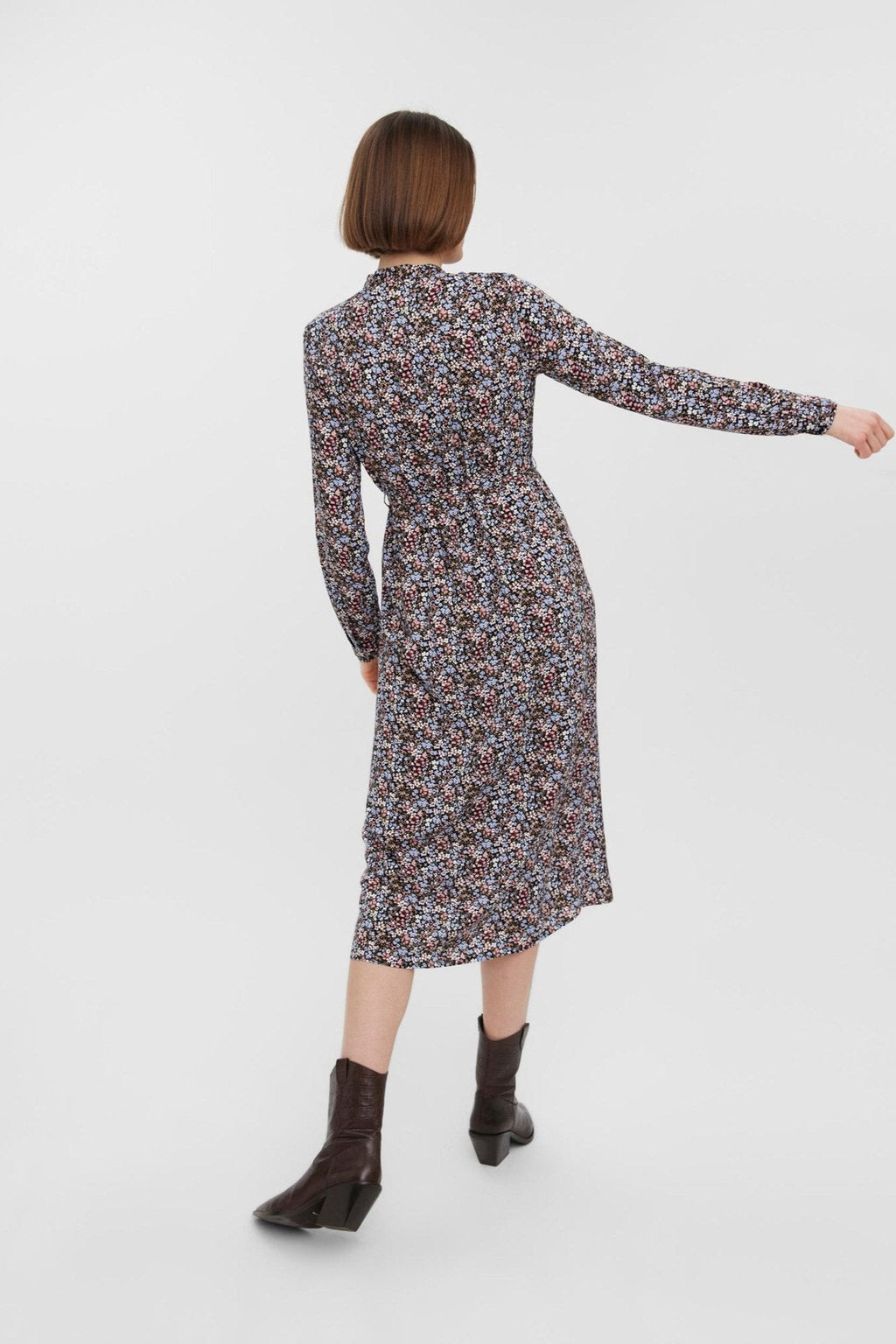 Εύκολο φόρεμα με μακρύ πουκάμισο - Μαύρο με μπλε λουλούδια